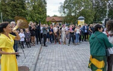 2025-09-12- Otwarcie instalacji malarsko-świetlnej "Słońce" autorstwa Krzysztofa Grzybacza w Teatrze Lalek "Rabcio" 28