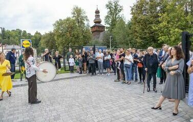 2025-09-12- Otwarcie instalacji malarsko-świetlnej "Słońce" autorstwa Krzysztofa Grzybacza w Teatrze Lalek "Rabcio" 32
