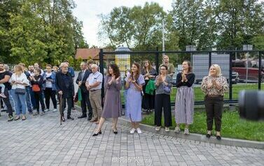 2025-09-12- Otwarcie instalacji malarsko-świetlnej "Słońce" autorstwa Krzysztofa Grzybacza w Teatrze Lalek "Rabcio" 33