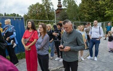 2025-09-12- Otwarcie instalacji malarsko-świetlnej "Słońce" autorstwa Krzysztofa Grzybacza w Teatrze Lalek "Rabcio" 38