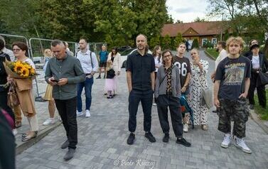 2025-09-12- Otwarcie instalacji malarsko-świetlnej "Słońce" autorstwa Krzysztofa Grzybacza w Teatrze Lalek "Rabcio" 39
