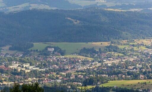 Panorama rzeki Rabki z lotu ptaka - wiwle budynków i dolina Rabki z otaaczjącycmi wzgórzami