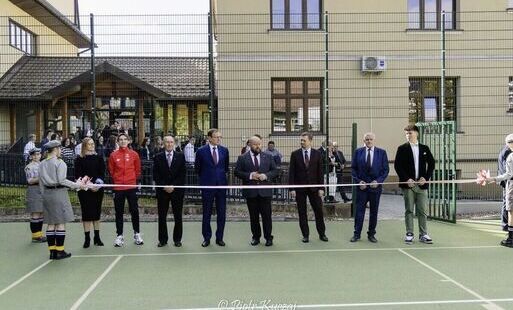 Zdjęcie do Nowe boisko sportowe przy Liceum Romera otwarte!