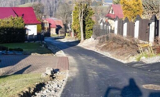 Zdjęcie do Zakończono remont drogi do osiedla Rola Głowaczowa w Chab&oacute;wce