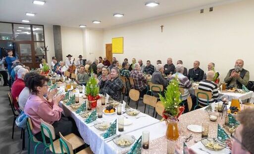 Zdjęcie do Wigilia dla samotnych 2025 - wsp&oacute;lnota, kt&oacute;ra łączy serca