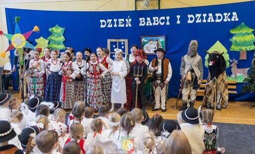 Zdjęcie do Dzień Babci i Dziadka w Rdzawce - spotkanie pokoleń w szkolnych murach