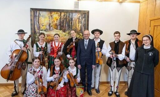 Zdjęcie do Kolędnicy z Liceum im. E. Romera z wizytą w Urzędzie Miejskim