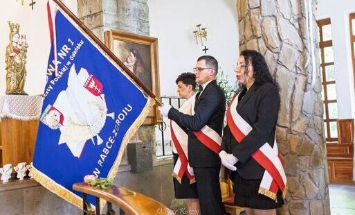 Zdjęcie do Historyczny dzień dla rabczańskiej &bdquo;Jedynki&rdquo;. Szkoła otrzymała sztandar