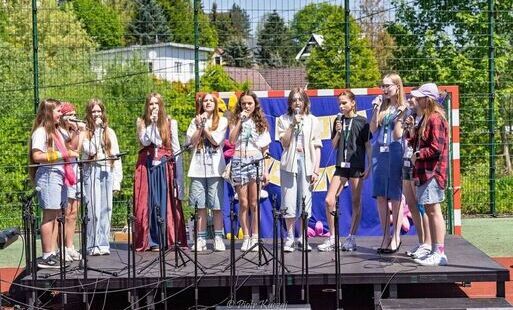 Zdjęcie do Dzień Szkoły w SP2 w Rabce-Zdroju pełen radości, talent&oacute;w i wsp&oacute;lnej zabawy