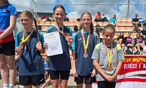 Zdjęcie do Brązowe medalistki z Rabki-Zdroju! Sztafeta SP nr 1 na podium Wojew&oacute;dzkiego Festiwalu Sztafet