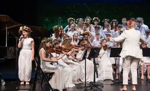 Zdjęcie do Muzyczne podsumowanie roku. Galowy Koncert Uczni&oacute;w Szkoły Muzycznej zachwycił publiczność