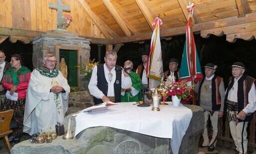 Zdjęcie do Nocna wędr&oacute;wka na Luboń Wielki zgromadziła miłośnik&oacute;w g&oacute;r z całej Polski