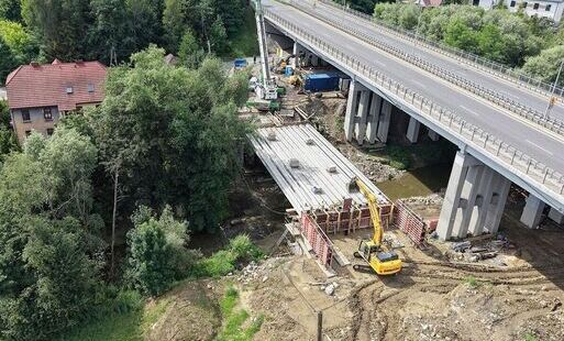 Zdjęcie do Nowy most w Chab&oacute;wce nabiera kształt&oacute;w. Zakończono montaż gł&oacute;wnych belek nośnych