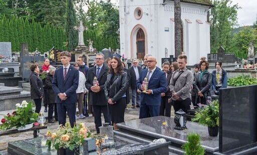 Zdjęcie do Rabka-Zdr&oacute;j uczciła pamięć ofiar II wojny światowej. Odnowiono mogiłę Powstańc&oacute;w Styczniowych