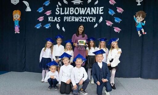 Zdjęcie do Pierwszoklasiści ze Szkoły Podstawowej nr 4 w Zarytem złożyli uroczyste ślubowanie. Wyjątkowy dzień pełen emocji i radości