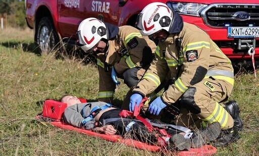 Zdjęcie do Strażacy z Ponic, Rdzawki i Chab&oacute;wki ćwiczyli w trudnych warunkach. Wypadek ośmiu os&oacute;b i pożar lasu podczas manewr&oacute;w OSP