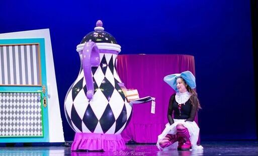 Zdjęcie do Alicja zabrała widz&oacute;w do Krainy Czar&oacute;w. Premiera niezwykłego spektaklu w Teatrze Lalek &bdquo;Rabcio&rdquo;